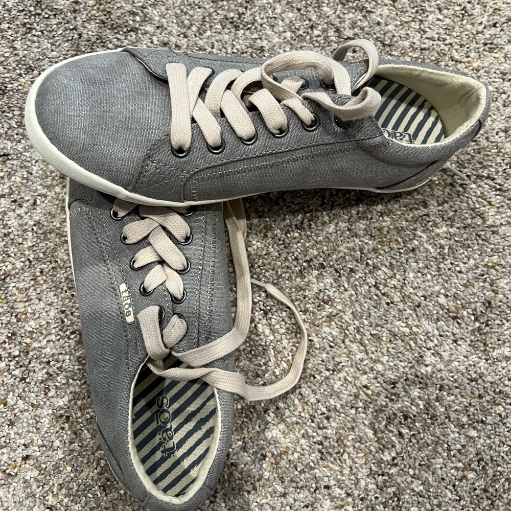 Gray Taos Star sneaker size 9